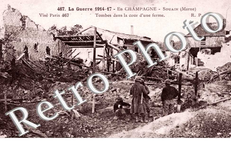 la Guerre 14-17 - tombes dans la cour d'une ferme