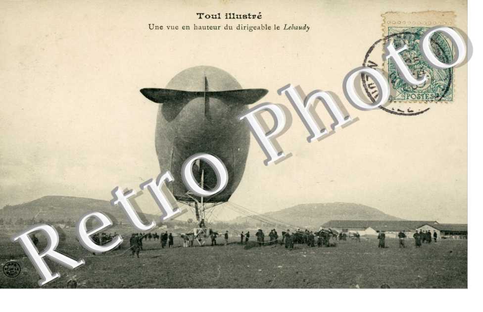 une vue en hauteur du dirigeable le Lebaudy
