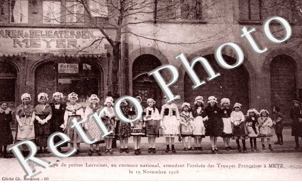 un joli groupe de petites lorraines attendant l&#039;arrivee de stroupes francaises le 19 novembre 1918