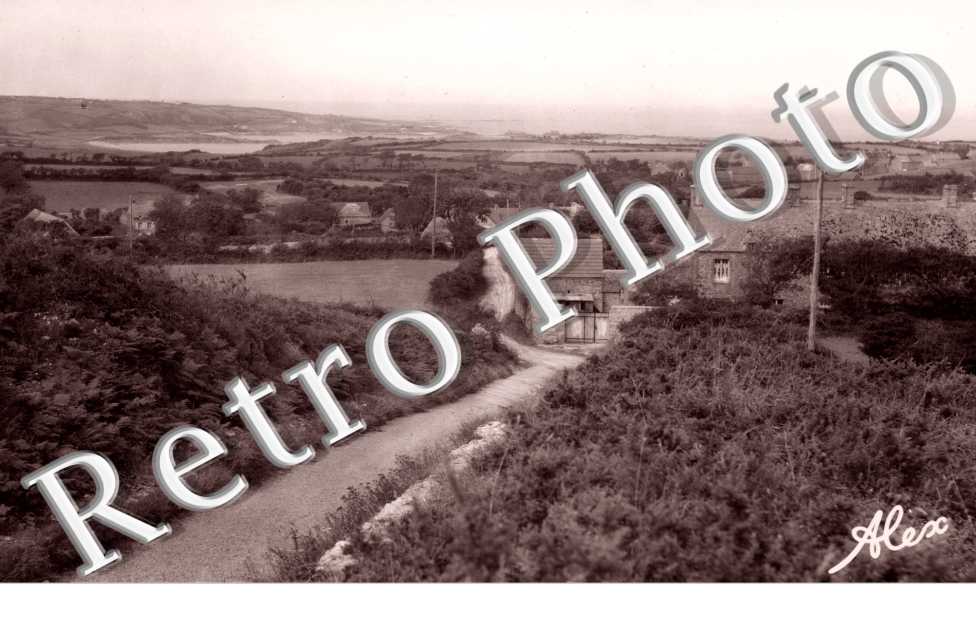 Diguleville - vue sur l'Anse Saint Martin Au premier plan, la route venant de l'eglise (XIIe siecle)