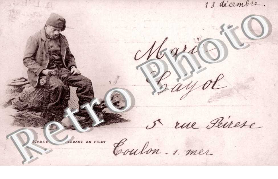 pecheur raccommodant un filet