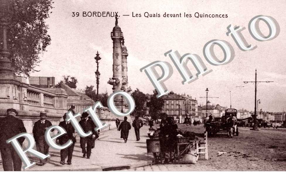 Les QSuais devant les Quinconces