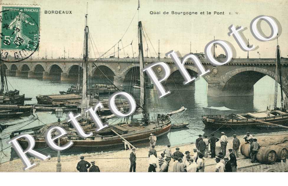 Quai de Bourgogne et le Pont - Quai Richelieu  - tonneaux