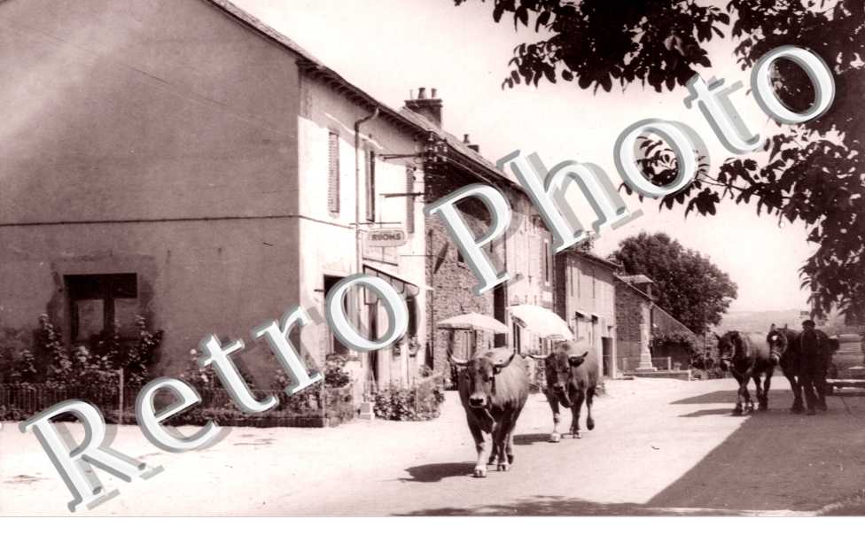 Avenue principale et le restaurant Recoules