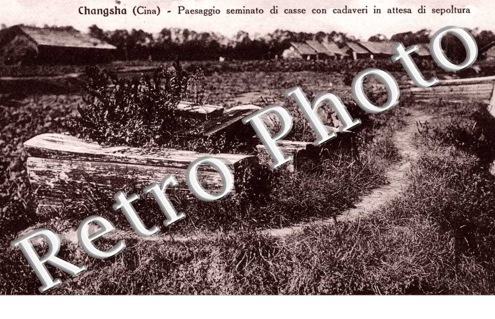 Paesaggio seminato de casse con cadaveri in attesa di sepoltuta