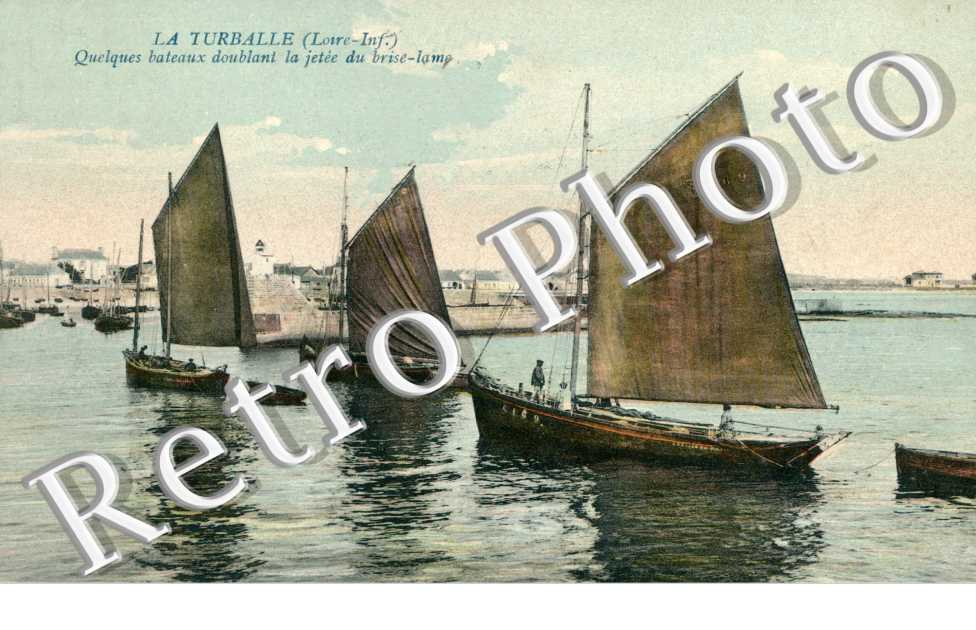 Quelques bateaux doublant la jetée du brise-lame