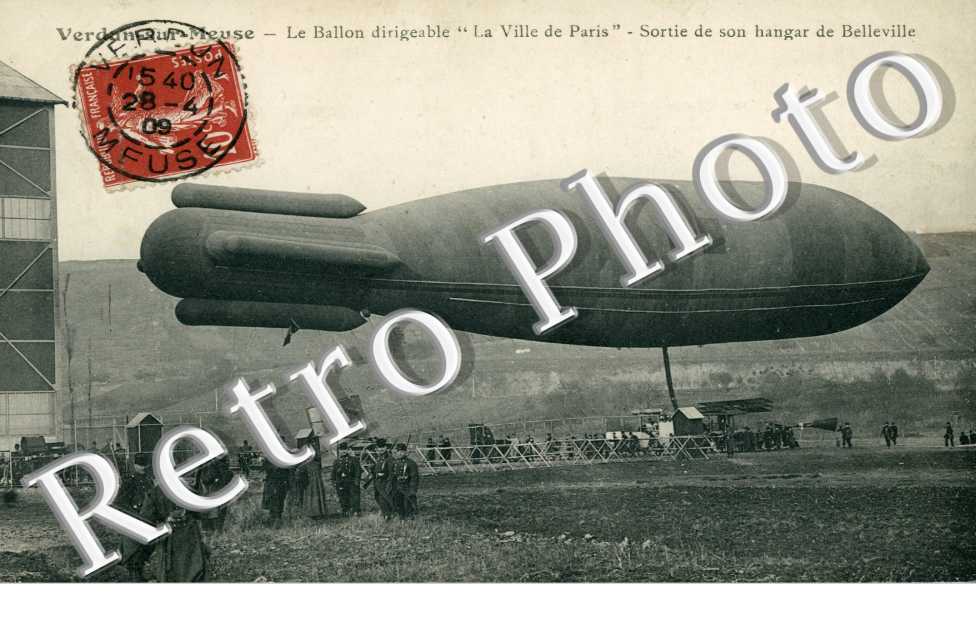 le dirigeable " La Ville de Paris " Sortie de son Hangar de Belleville