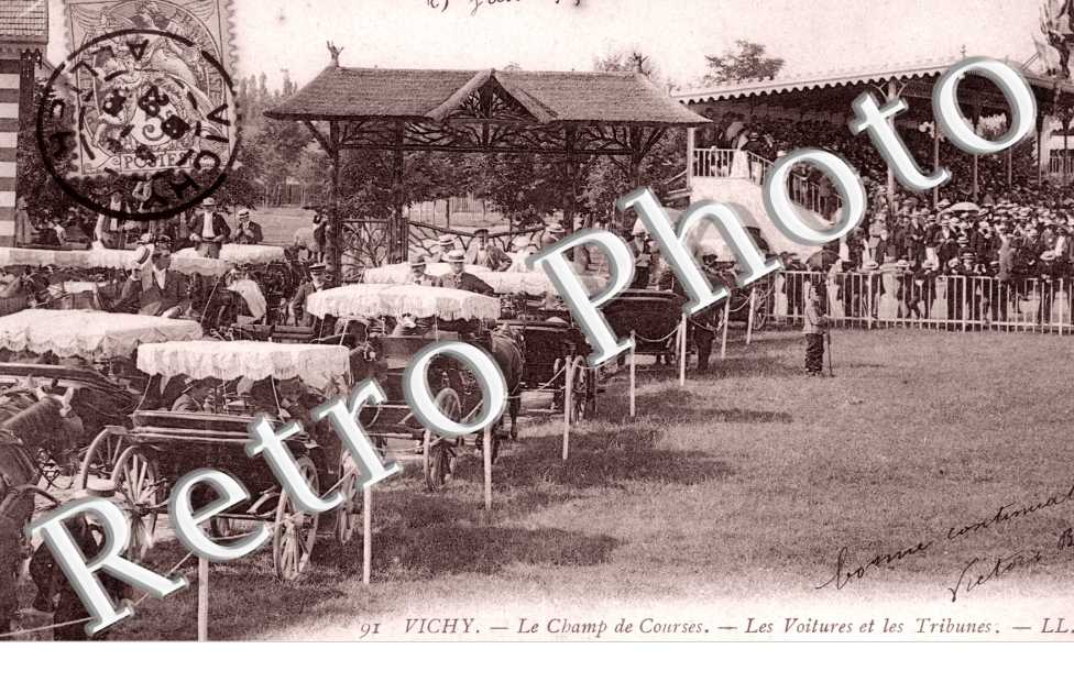 le Champs de Courses Les voitures et les tribunes