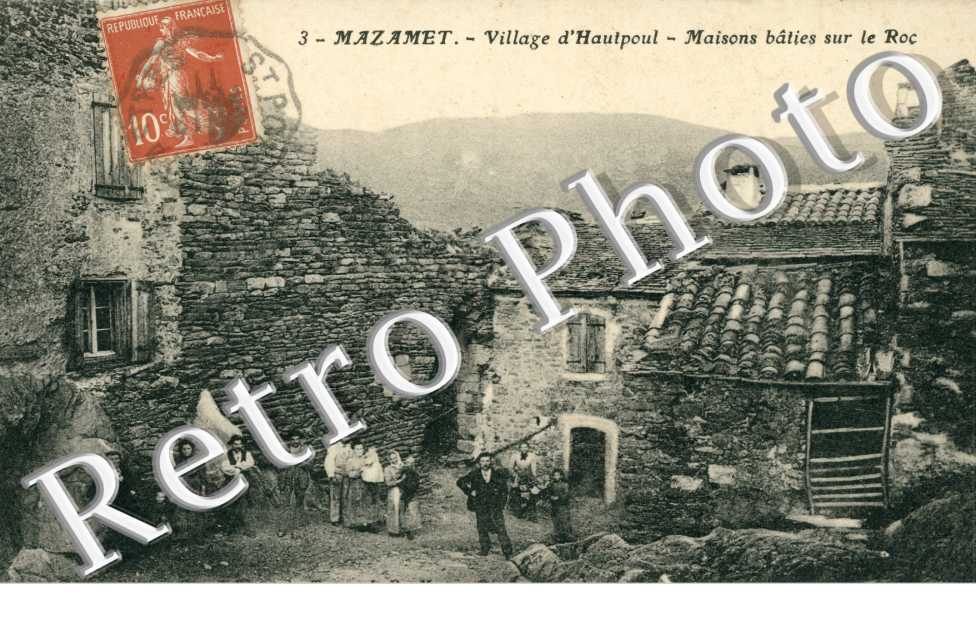 Village d'Hautpoul - Maisons baties sur le Roc