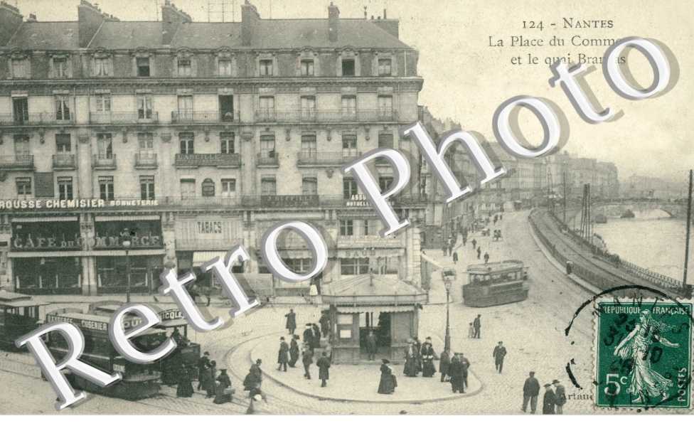 La Place du Commerce et le Quai Brancas