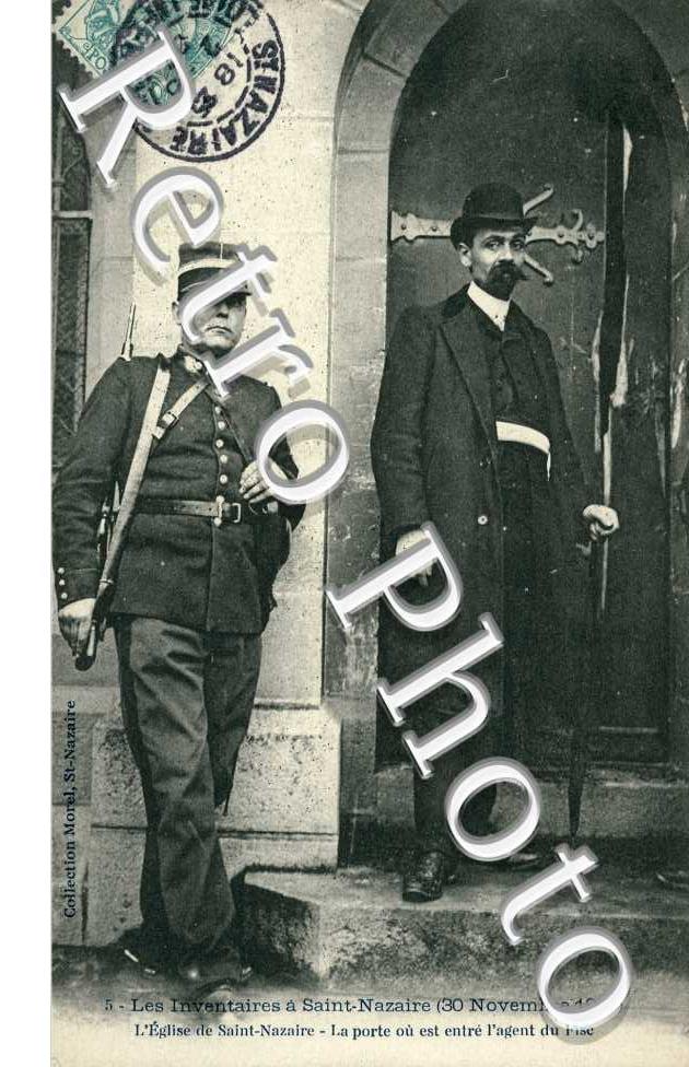 Les Inventaires 30 novembre 1906 - L'Eglise - La porte où est rentré l'agent du Fisc