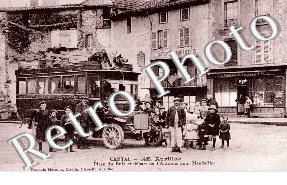 place du Buis et depart de l&#039;autobus pour Mandailles