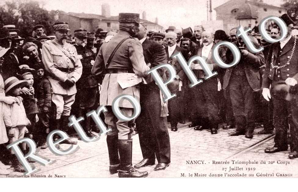 M. le Maire donne l&#039;accolade au Gal Grange le 27 juillet 1919