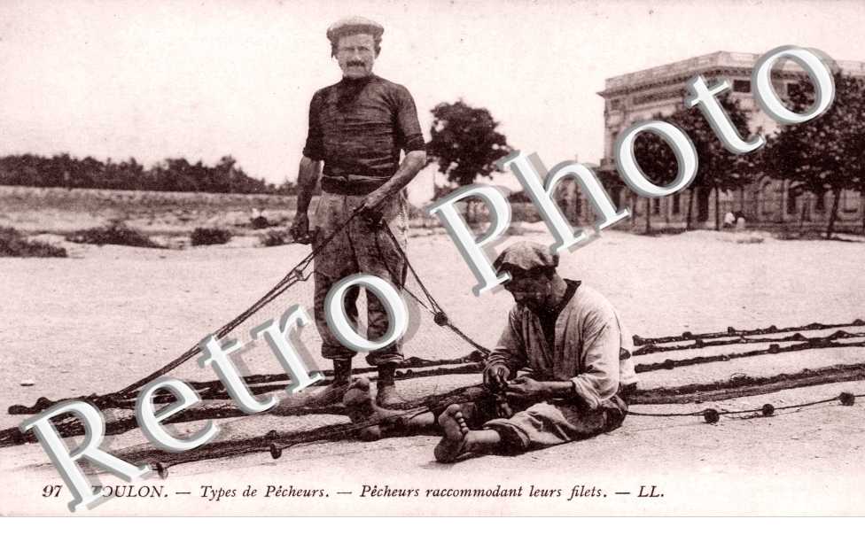 pecheurs raccommodant leurs filets