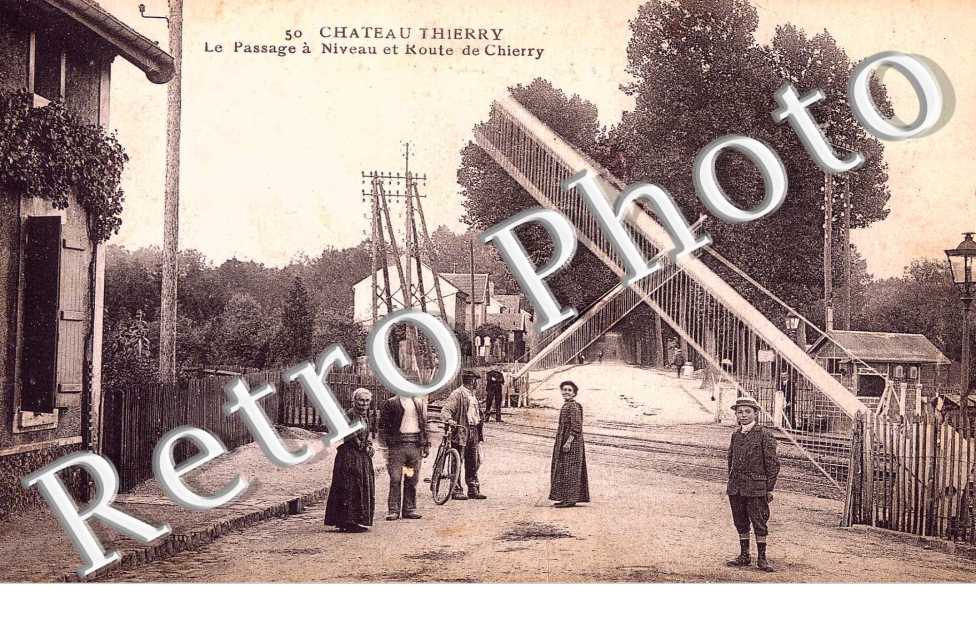 Le Passage a niveau et Route de Chierry