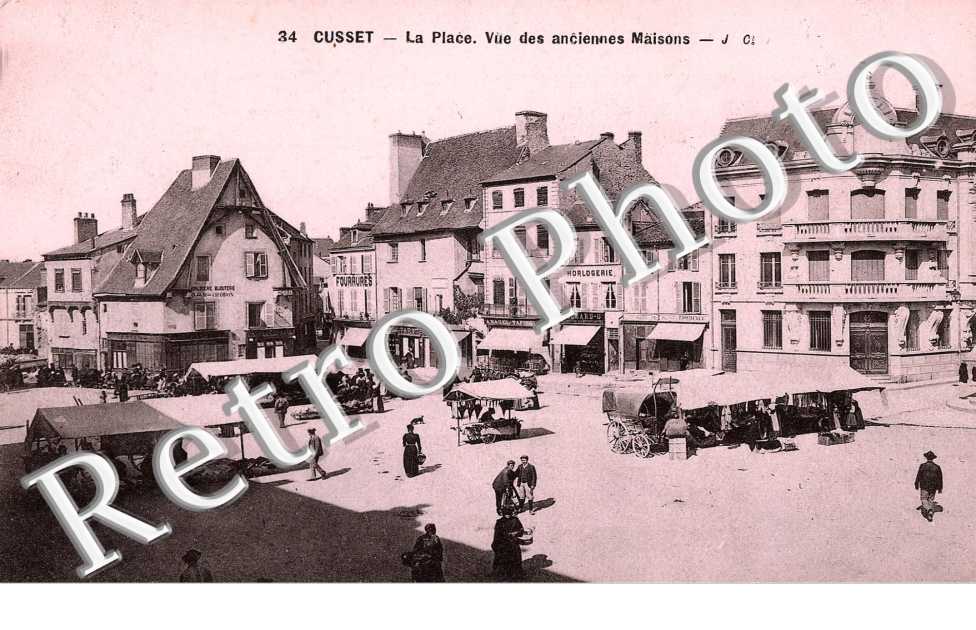 La place Vue des anciennes maisons