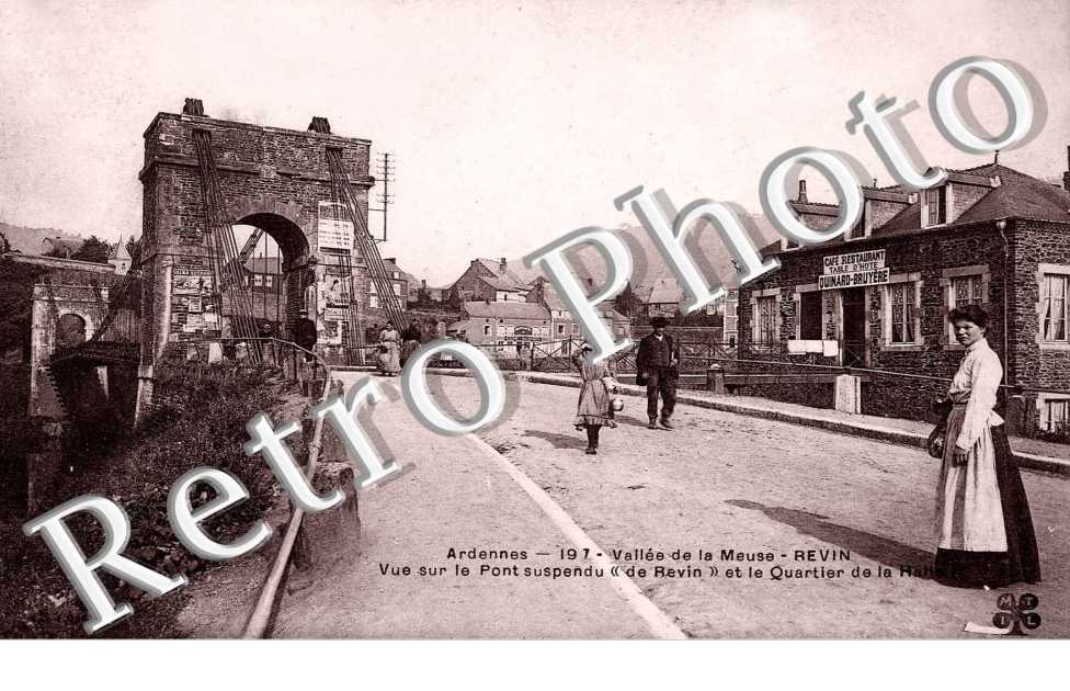 vue sur le pont suspendu et le quartier de la Halle