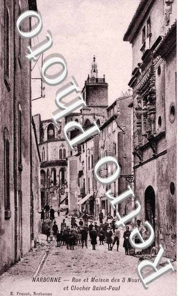 rue et maison des trois nourrices et clocher saint-paul
