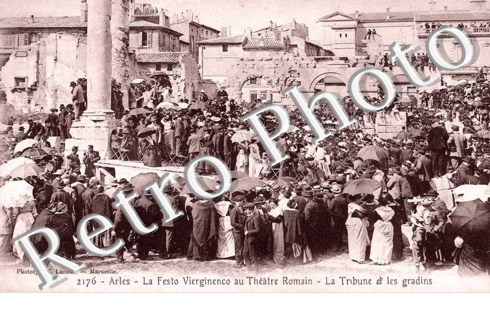 La festo Vierginenco au theatre romain - la tribune et les gradins