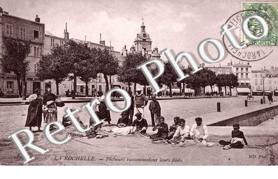 pecheurs raccommodant leurs filets