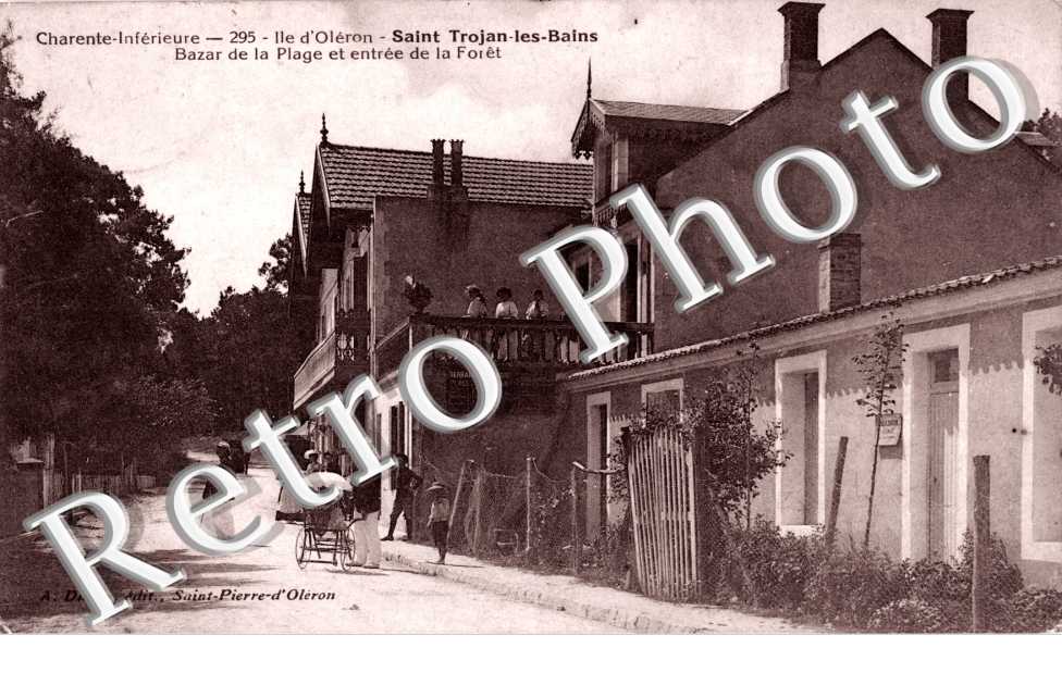 Bazar de la plage et entree de la foret