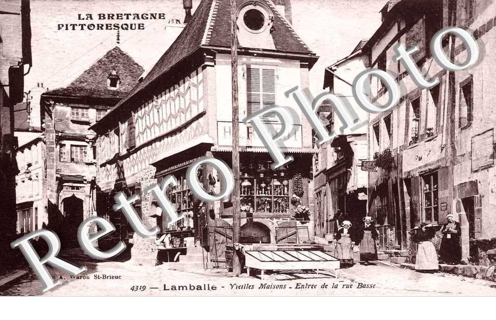 vieilles maisons entree de la rue basse