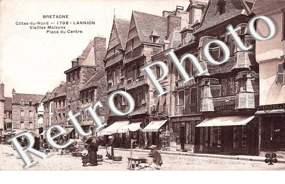 vieilles maisons , place du centre