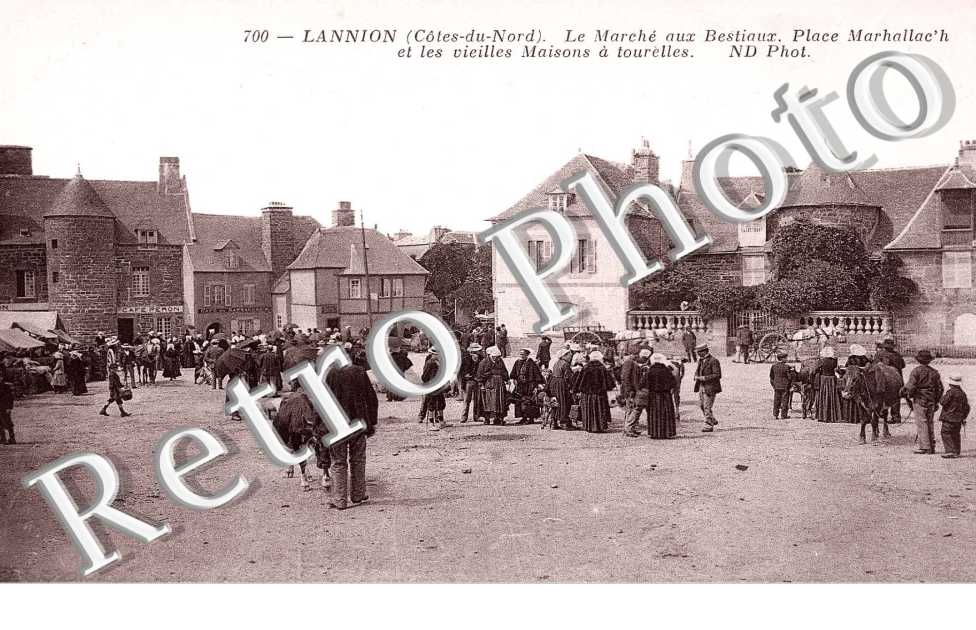 Le Marché aux bestiaux , place Marhallac&#039;h et les vieilles maisons à tourelles