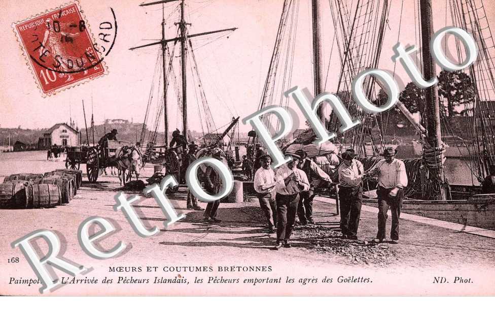 moeurs et coutumes bretonnes, l&#039;arrivee des pecheurs Islandais, les pecheurs emportant les agres des Goelette