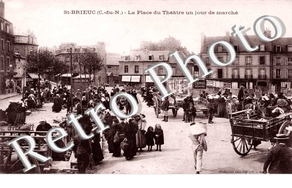 la place du theatre un jour de marche