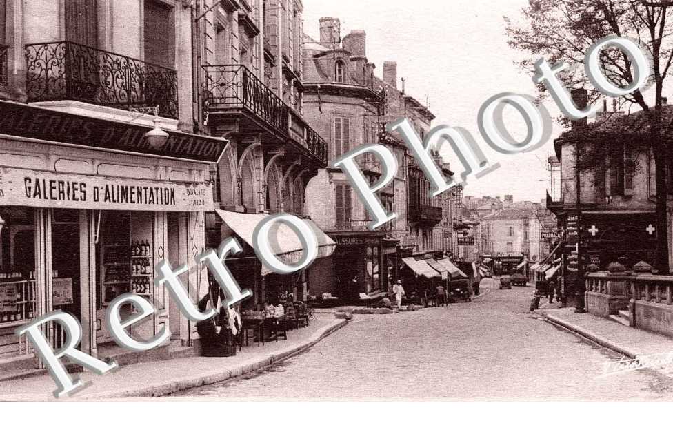 (UNE RUE)