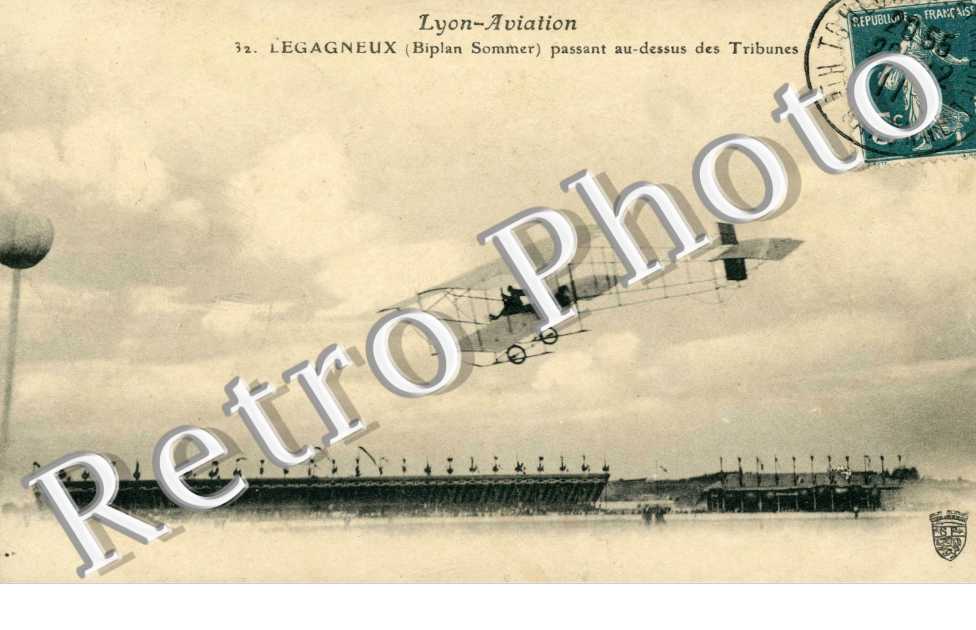Legagneux- Biplan passant au dessus des tribunes