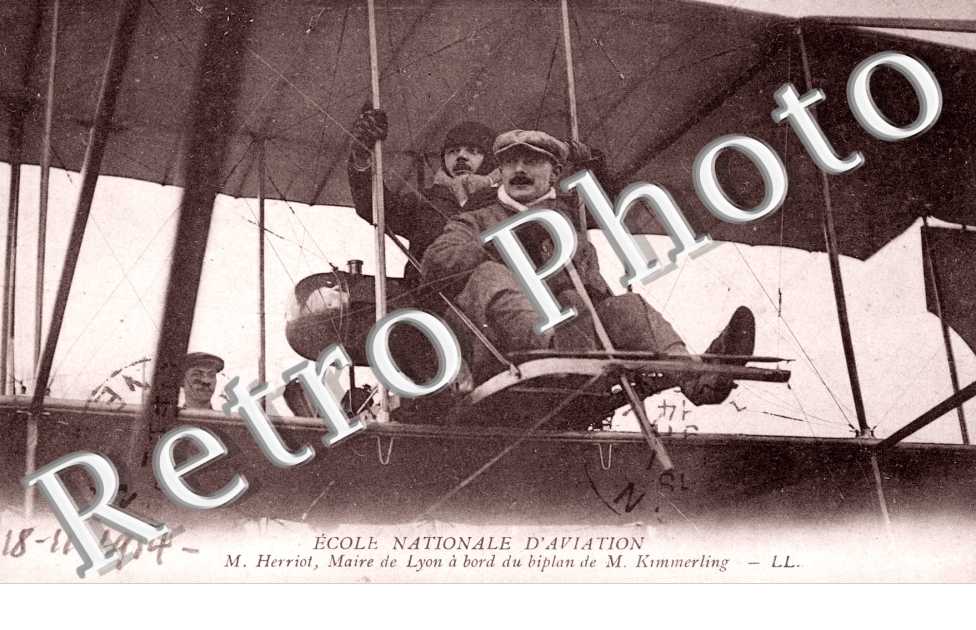 M. Herriot, maire de Lyon a bord du biplan de M. Kimmerling