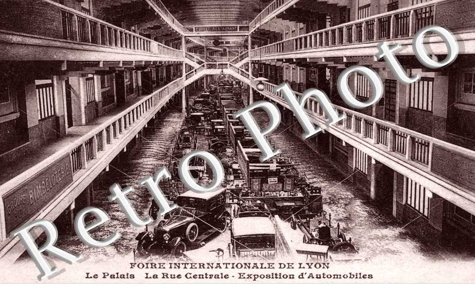 Foire Internationale de Lyon - Le Palais, la rue centrale - Exposition d&#039;automobiles