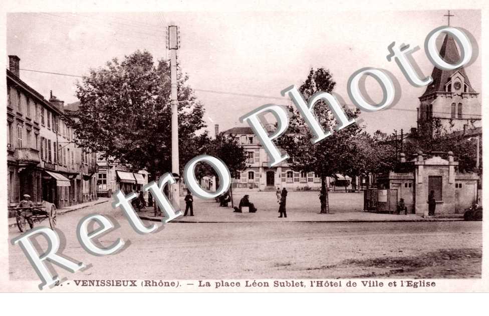 La place Leon Sublet, Hotel de Ville et Eglise
