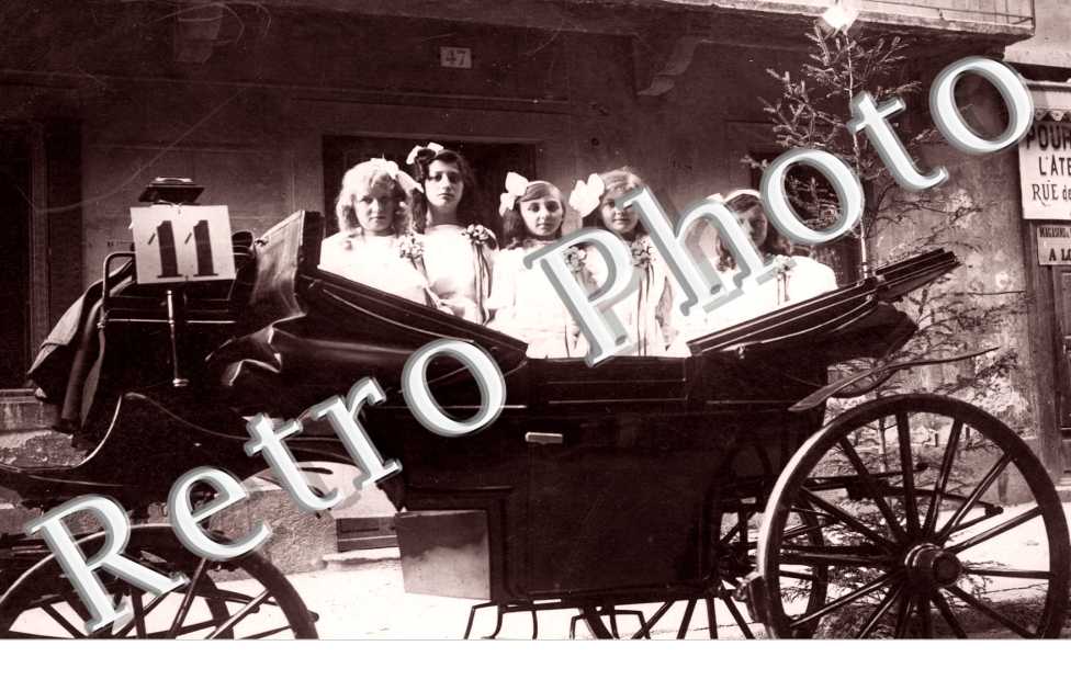 jeunes filles dans carrosse pour venue du President Fallieres   - 1910