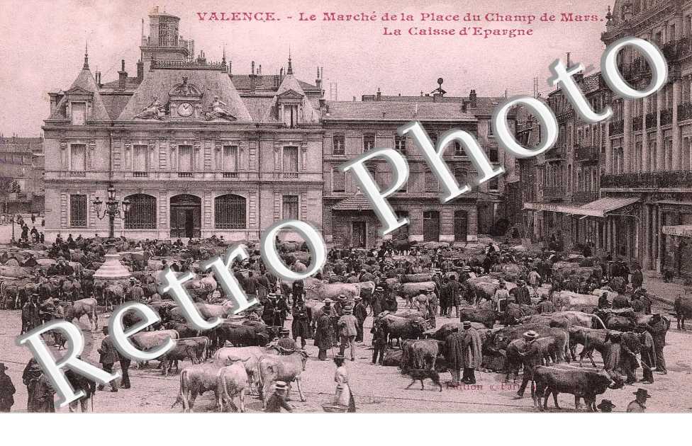 le marche de la place du champ de foire -la caisse d'epargne