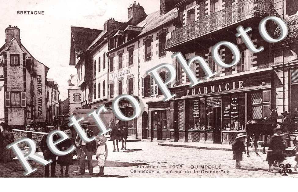 carrefour a l&#039;entree de la grande rue