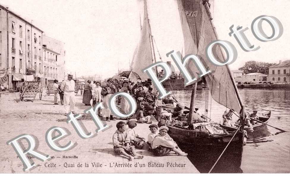 quai de la ville, l&#039;arrivee d&#039;un bateau pecheur