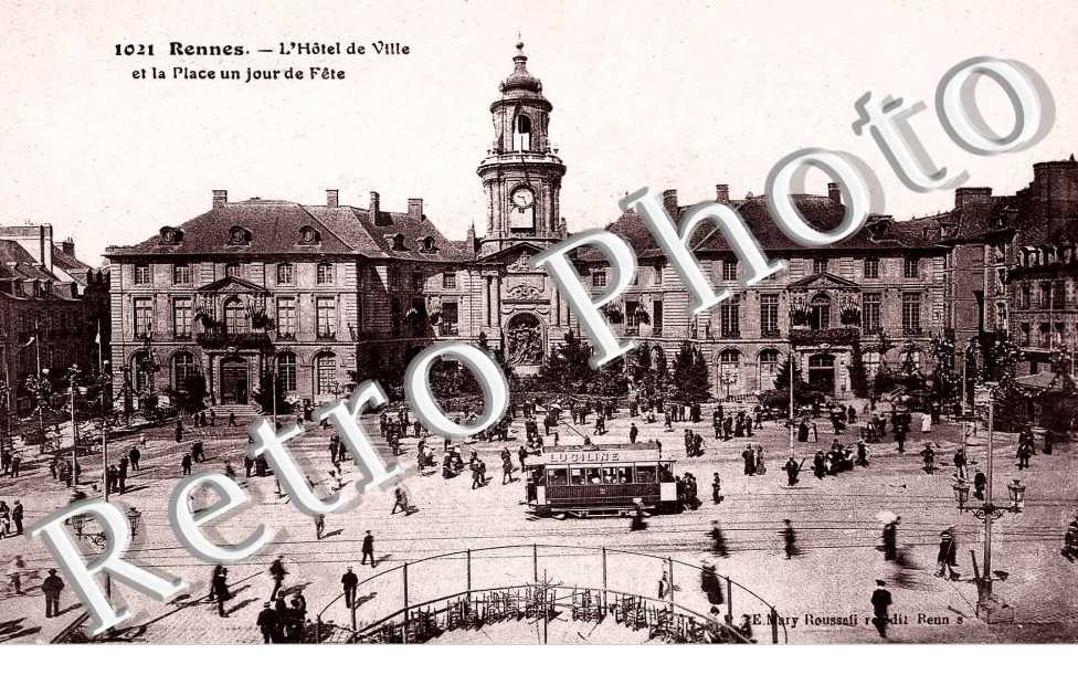 L&#039;HOTEL DE VILLE et la place un jour de fete