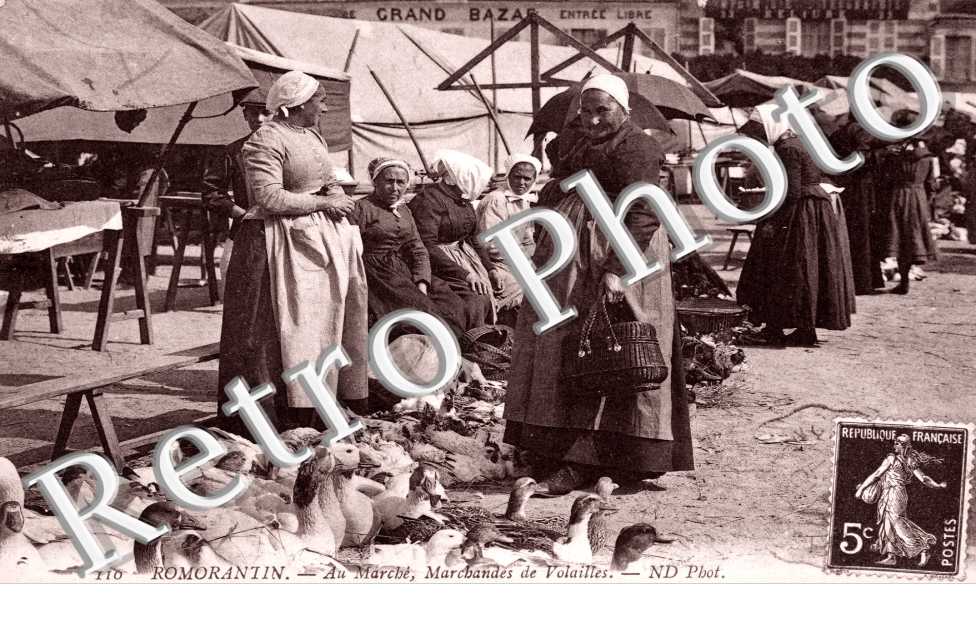Au marché, marchandes de volailles