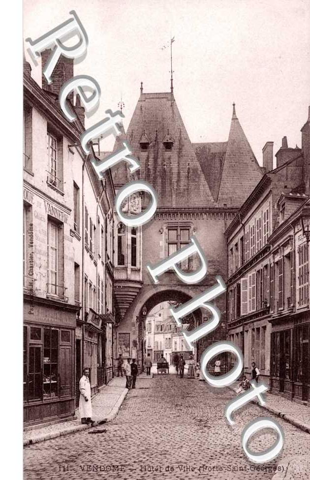 L&#039;Hotel de Ville et  Porte Saint Georges