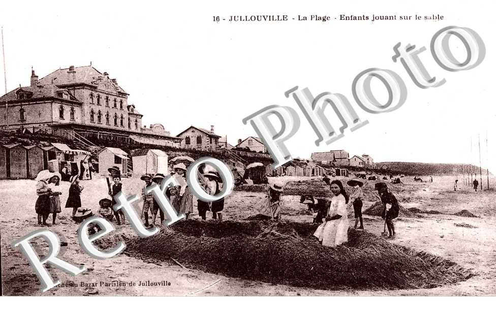 La plage - enfants jouant dans le sable
