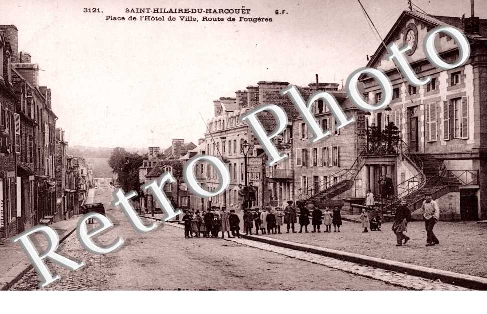 Place de l&#039;Hotel de Ville, Route de Fougeres