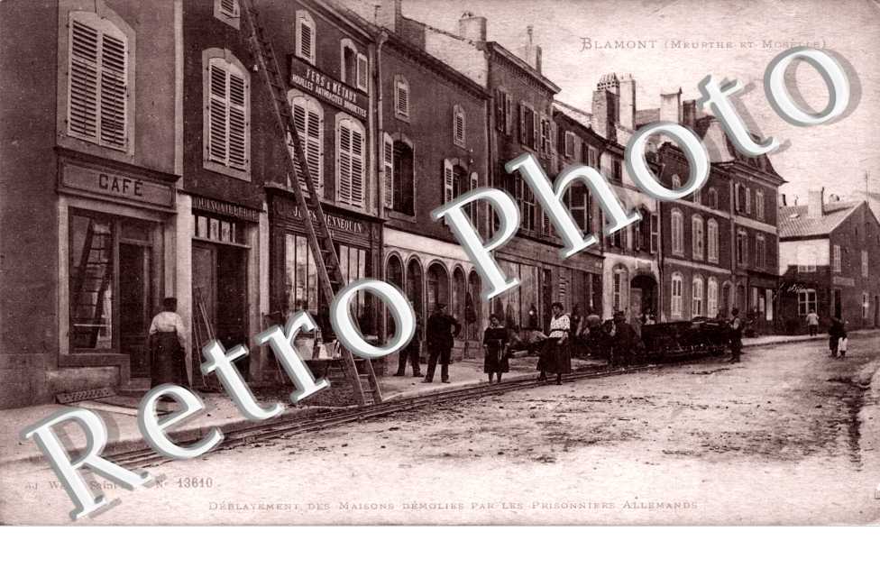 Deblayement des maisons demolies par les prisonniers allemands