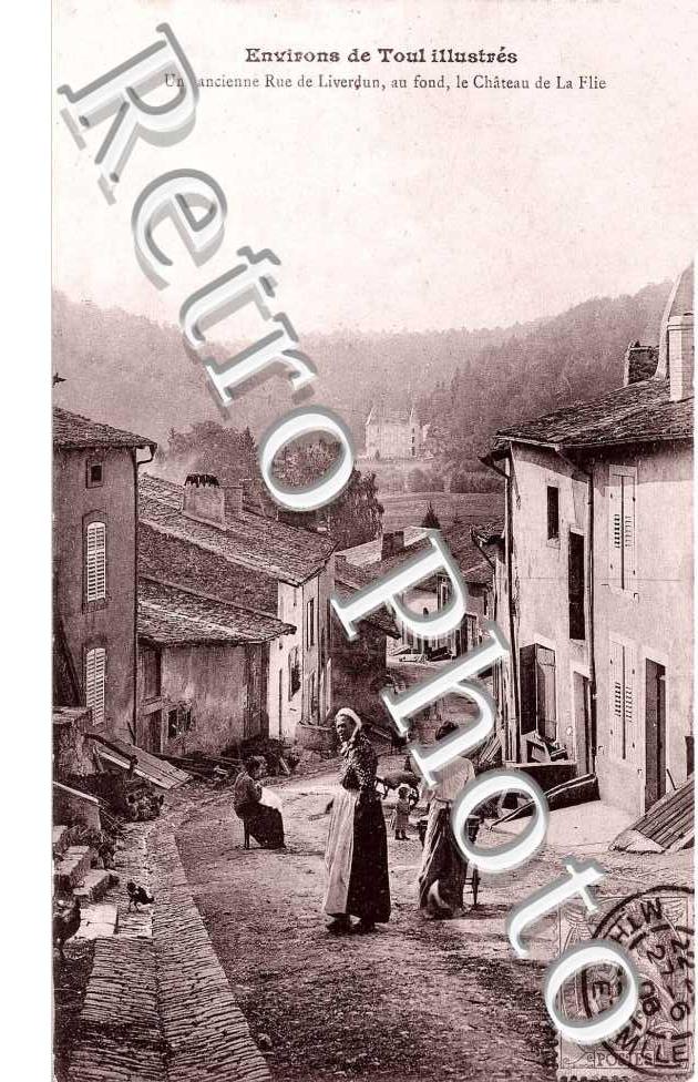 Une ancienne rue et le chateau de la Flie