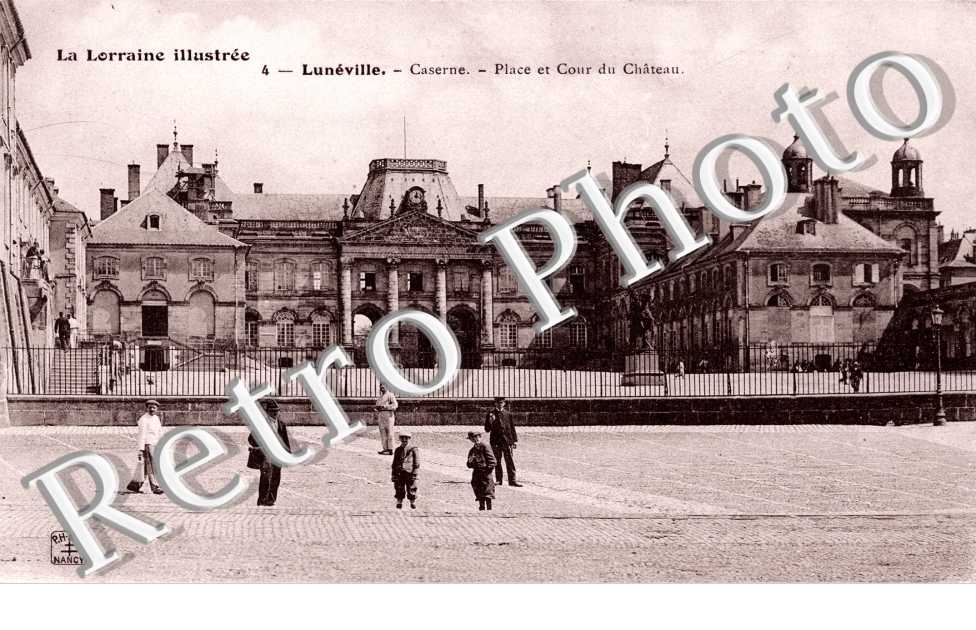 Caserne place et cour du chateau
