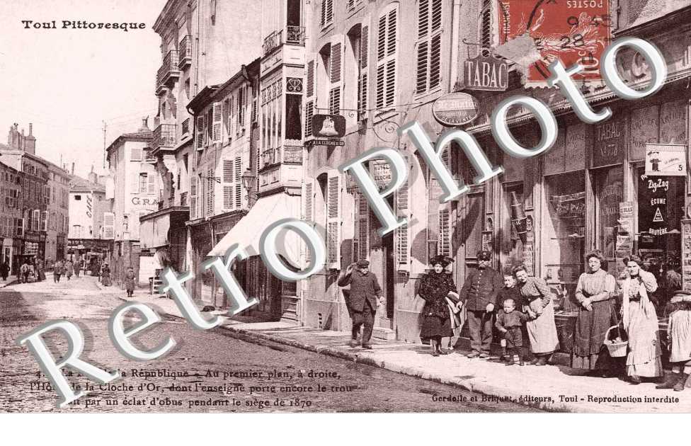 Rue de la Republique - Hotel de la Cloche d'Or