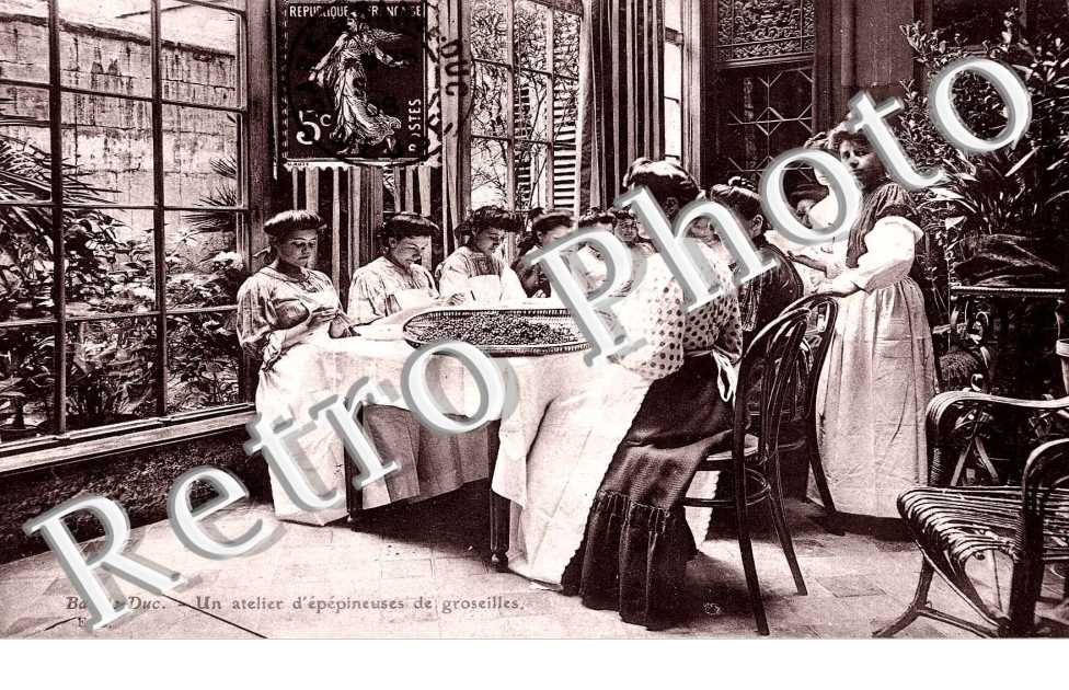 Un atelier d&#039;epepineuses de groseilles