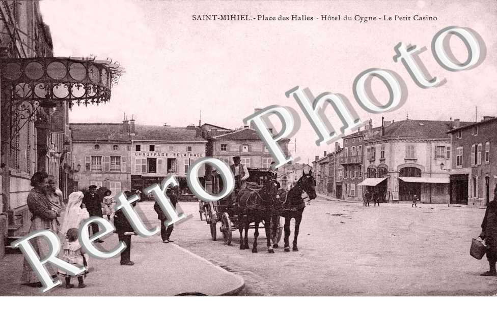 Place des Halles - Hotel du Cygne - le Petit Casino